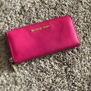 Michael Kors jet setter wallet